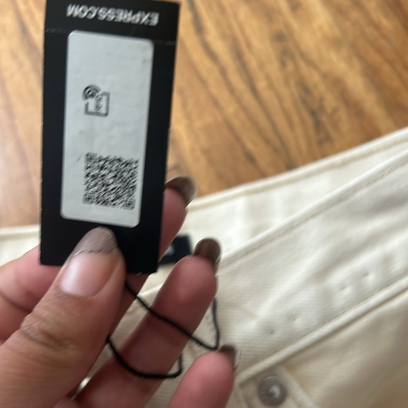 These are a pair of shorts from express - Picture 5 of 7